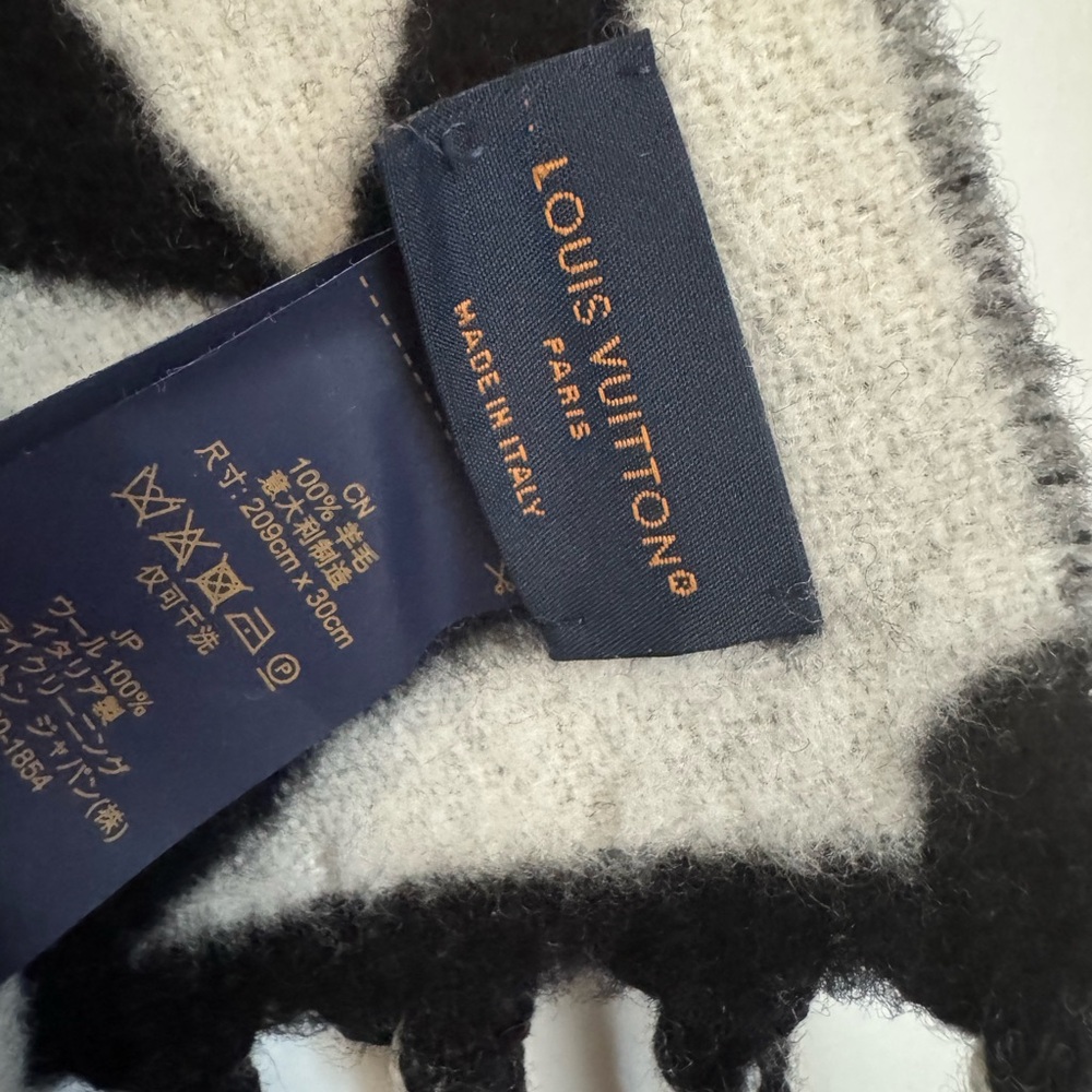 LV Medallion Scarf - Picture 6 of 8